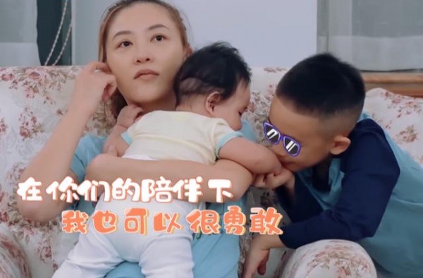 应采儿带次子拍综艺，Jasper为弟弟做帮工，被踢脸都满面笑