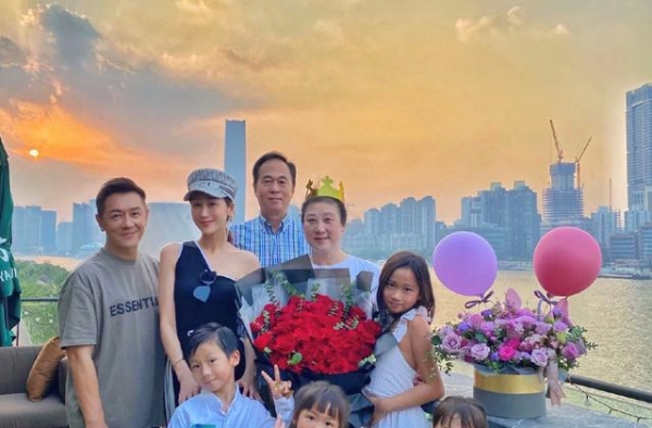 陈浩民一家近照，35岁蒋丽莎貌美如花，四个娃都是高颜值