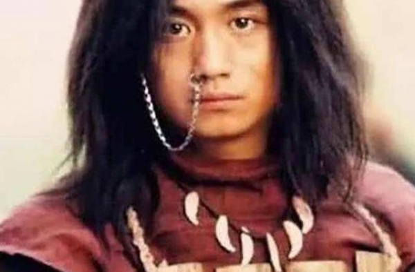 黄磊14岁女儿的相片，第一眼看成了孙莉，黄多多的身高很惹眼