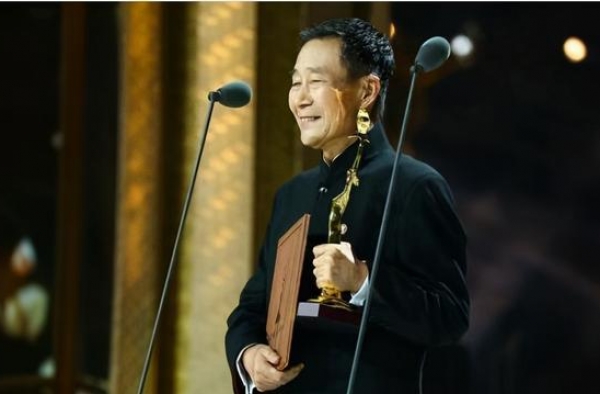 他是最较真的演员，出道40年获33次影帝，一生只拍过一个广告