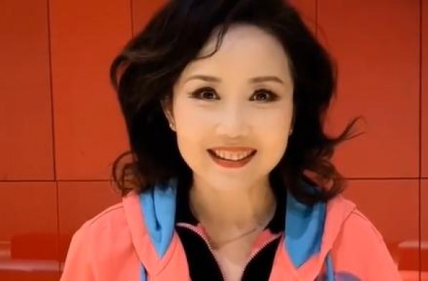 ＂西北风＂歌后胡月罕露面，50岁仍貌美，曾靠《黄土高坡》走红