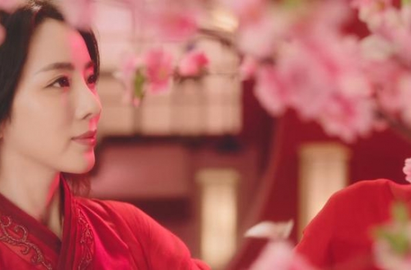 李思思：为新节目录制宣传片，穿大红古装长发及腰宛如大片女一号