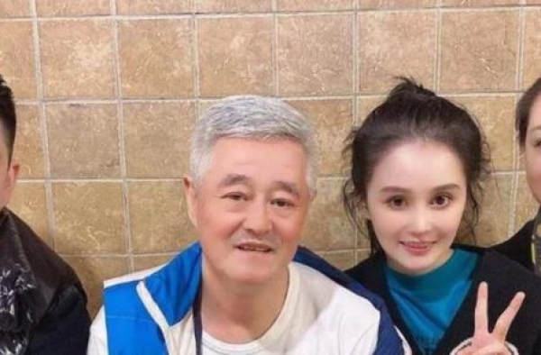 赵本山女儿十年前照片曝光，模样清纯，曾经大方承认整容