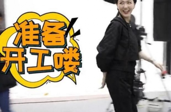 胡歌探班唐嫣，唐嫣捂脸秒变迷妹，胡歌眼神一脸宠溺