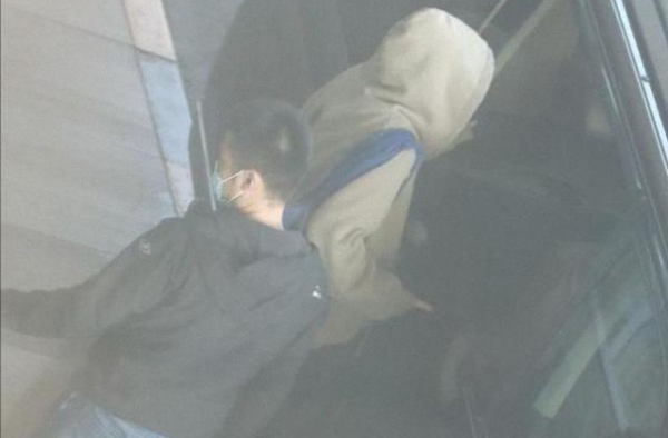 王菲和短发男隔3天再次走机场，同穿套头衫显低调，谢霆锋神隐