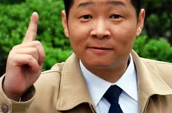 三德子赵亮娶小15岁嫩模，投资失败后倾家荡产，今靠养鸡维生