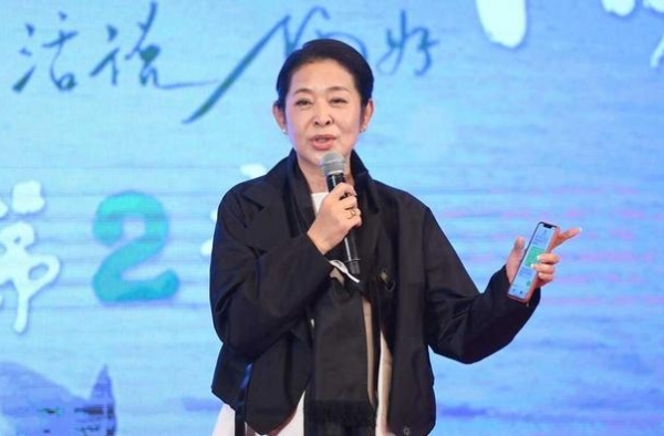 61岁倪萍又瘦了！穿黑色短风衣配牛仔裤，一头黑发年轻10岁