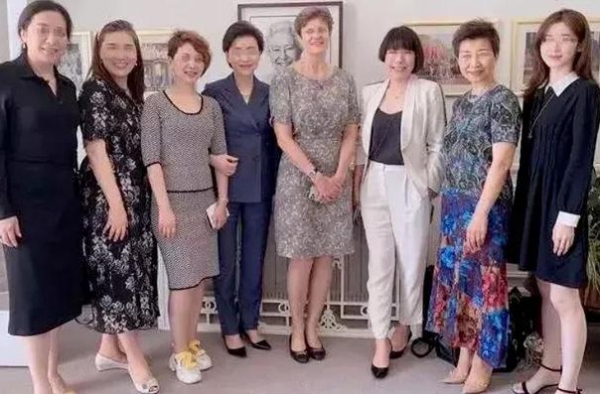 “离婚风波”后，“奶茶妹妹”豪门太太圈合照曝光：该被嘲笑吗？