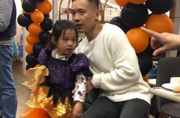 高云翔回国后和女儿罕同框！低调现身董璇餐厅，抱紧小酒窝不撒手