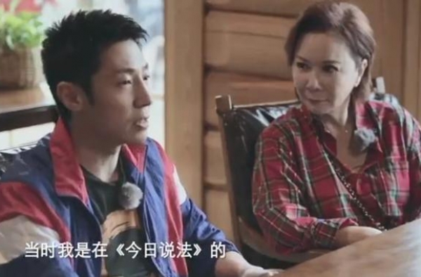 蔡明面目全非，真实容颜松松垮垮，却没有普通老人的脸自然