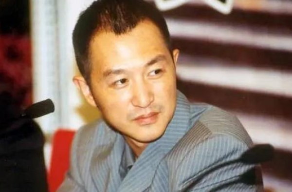 凭一首《大中国》爆红，34岁却死在母亲怀中，遗作封面耐人寻味