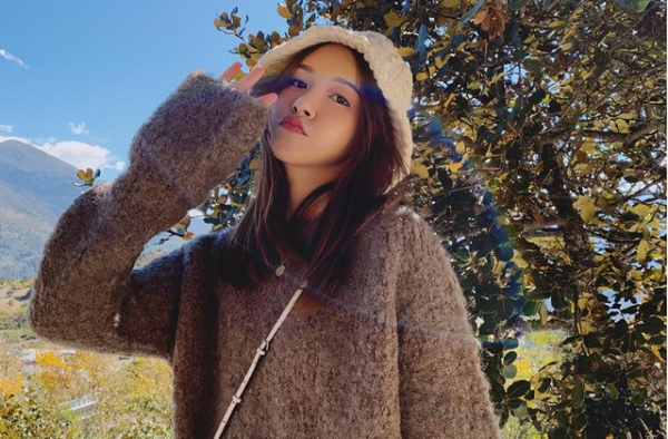 张子萱和陈赫结婚后越来越美，穿件宽松灰毛衣，娇柔魅力也藏不住