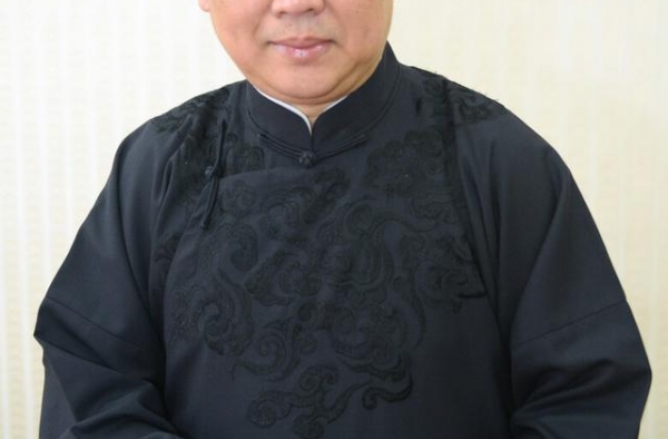 他会近五百段相声，相声界的门长张寿臣见面都得喊他大爷