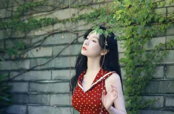 张檬穿衣好会省布料，红色波点裙腰间挖空还不够，露背造型真迷人