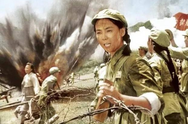1967年，一老农看电影，突然指着荧屏上牺牲的人说：我还活着