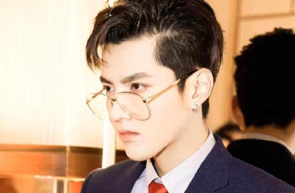 与杨紫同天生日，吴亦凡边染头发边吃烤肉，画面喜感把网友看饿