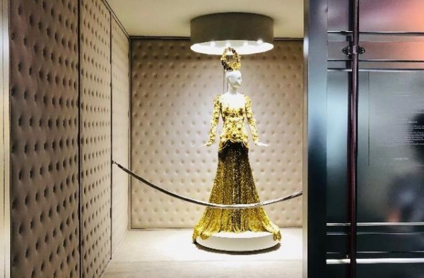迪丽热巴金鹰女神战服现身进博会：太瘦！模特道具都是硬塞进去的