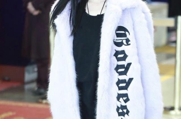 李小璐化身高调的贵妇，穿毛毛大衣内搭连衣短裙走机场，气质惊艳