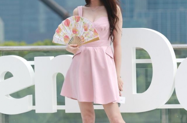 迪丽热巴撞衫孟美岐，一个显胖，一个妆感太浓，两人造型都有点雷