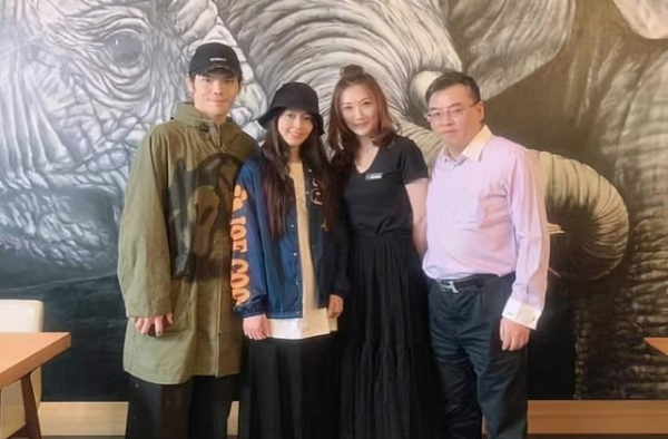 郭碧婷产后首照，素颜不蜡黄又白回来了，坐月子这么多人伺候