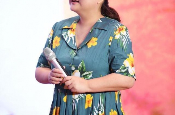 贾玲再度暴肥，发胖小腹似怀孕7月，38岁苦尽甘来单身也不慌