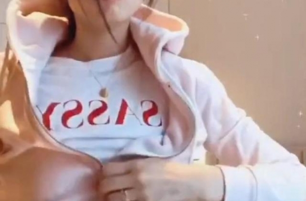 怀三胎？李小鹏小6岁娇妻罕晒近况，小腹隆起被疑怀孕 ?