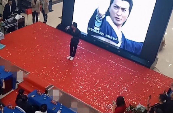 凭一角红极一时，遭遇封杀转行成商人，身家过亿却甘心走穴捞金