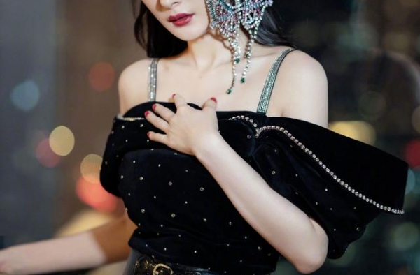 杨幂穿皮裤也翻车了？花边上衣配哈伦皮裤，真是又怪异又显胖