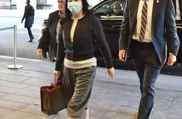 华为事件后，孟晚舟首次现身街头