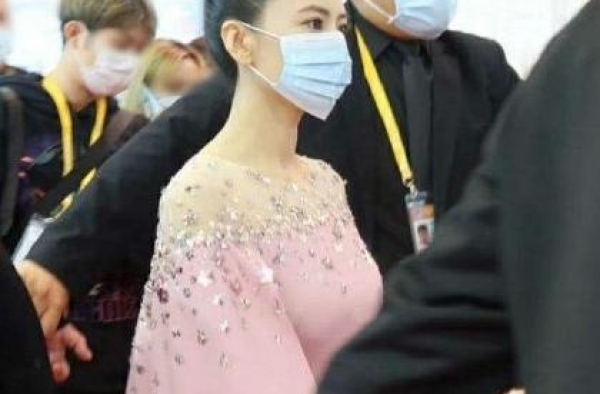 41岁高圆圆无修照曝光，窈窕身材完美凸显，笑容甜美少女感十足