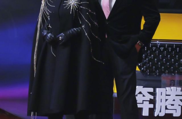 赵雅芝重现“冯程程”风采，穿黑色斗篷配长靴气场十足，惊艳众人