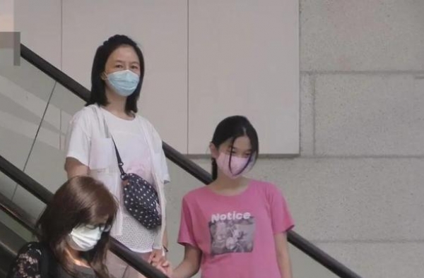 张家辉14岁女儿近照曝光，张童身高近关咏荷，长相太像妈妈