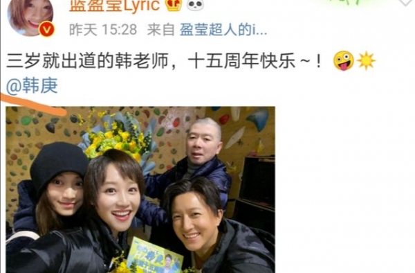62岁冯小刚近照老态明显，头顶秃了一大块，低调站角落