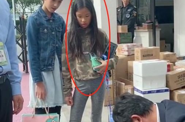 张庭说女儿国际范，却被网友群嘲，直言让她女儿长大整个容