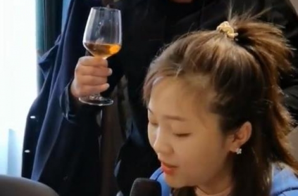 21岁林妙可近况曝光，与老师聚餐对唱，发福明显脸颊圆润显富态