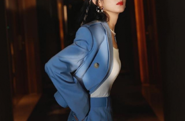 赵丽颖产后气质飞升，西装配骑士靴率性又高级，又一枚辣妈诞生了