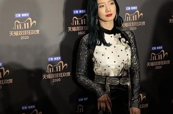 怀孕6个月的吉娜从我身边走过，这身材真的惊了