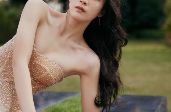 被黄花衬托少女张雪迎，真是青春靓丽