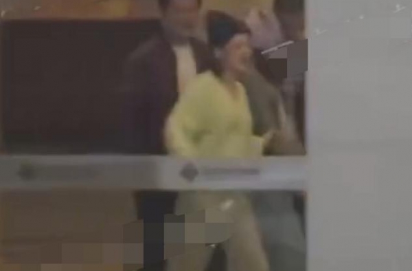22岁当红小花醉酒当街痛哭，大喊爸妈险摔跤，被黑衣男子背上车
