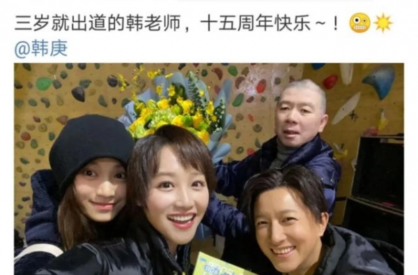 冯小刚近照曝光，头皮惊现斑秃面容苍老，被嘲与养女共用一张脸