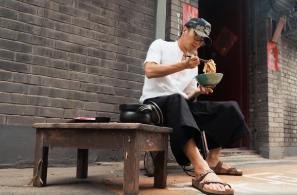 谢霆锋现身北京胡同，疑似回应与王菲恋情，张柏芝三胎完全可抛开