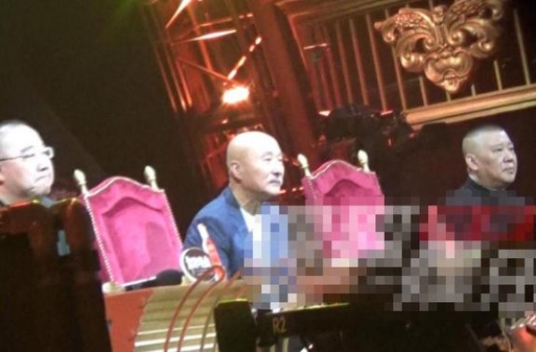 喜剧大咖同台！陈佩斯郭德纲英达录节目，座位讲究，发型太抢镜