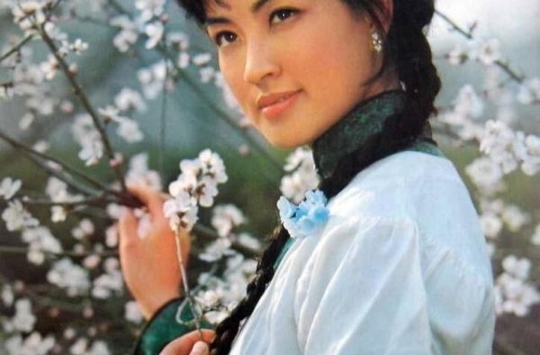 娱乐圈传奇人物，7次恋爱4场婚姻，年近60嫁追她30年的富豪