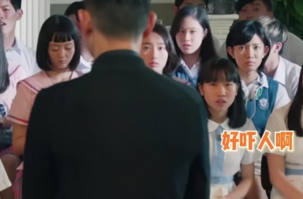 59岁刘德华拍戏崩溃，大哭怒摔酒杯，群演都被吓到了