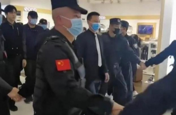 又见耍大牌？十几人开路阵仗大，网友：保安比路人多，不尴尬吗？