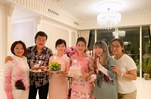 赵雅芝提前庆祝66岁生日，穿粉裙暴露豪宅客厅，秒变豪门大小姐