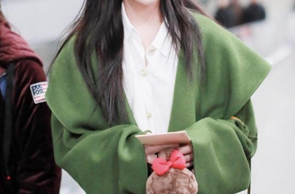 24岁的李艺彤气质真好，绿色大衣内搭白色衬衫走机场，美腻了