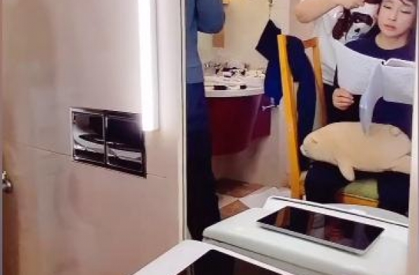 65岁刘晓庆马桶前化妆，脸僵硬状态不复从前，网友：像戴了面具