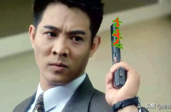 李连杰好似病愈，携女现身三亚，网友评头论足，女儿不如妈妈