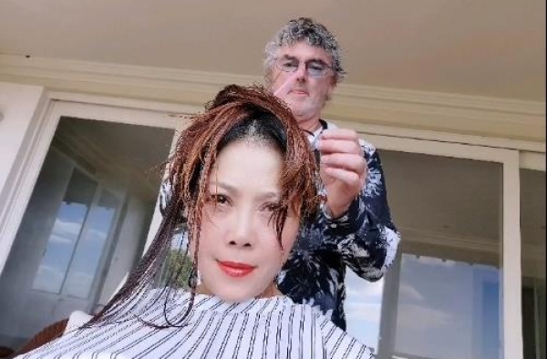 54岁田震近照变化大，红色短发颠覆形象，无子无女归隐田园